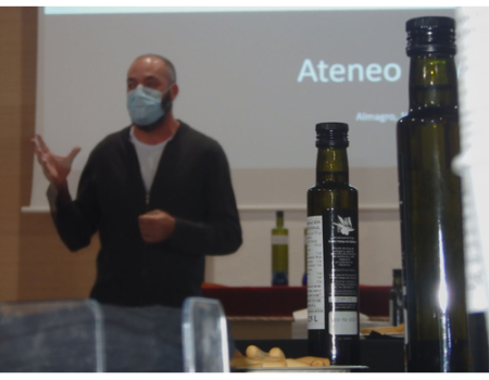 El Ateneo organiz� una cata de aceite temprano de la DO Campo de Calatrava