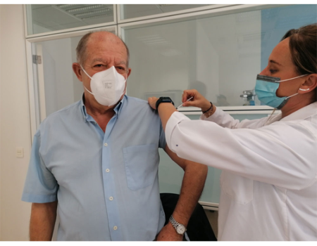 Los mayores de 60 a�os y sanitarios ser�n los pr�ximos en recibir la tercera dosis de la vacuna COVID-19