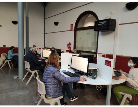 Una veintena de almagre�os aprenden a realizar tr�mites administrativos por v�a telem�tica