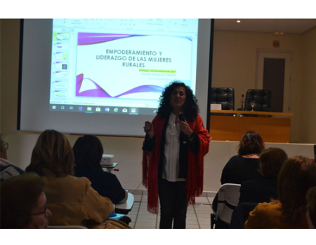 Las asociaciones de mujeres comparten una tarde con la experta en g�nero e igualdad Vicenta Rodr�guez 