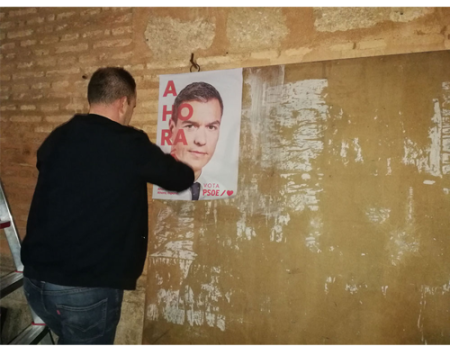 La pegada de carteles inicia la campa�a electoral en Almagro