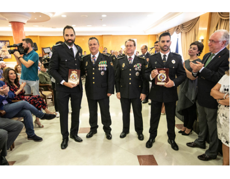 Los polic�as municipales Javier Vicente y Sergio Delgado son reconocidos por la Polic�a Nacional por su colaboraci�n en una operaci�n de billetes falsos