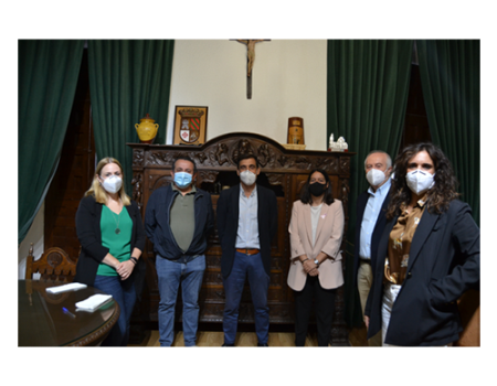 El alcalde da la bienvenida al nuevo tesorero