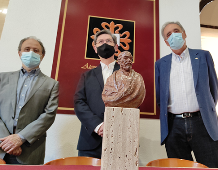 L�pez-Arza entreg� la estatuilla del Clavero al Ateneo de Almagro