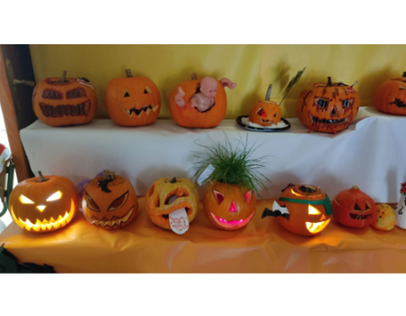 Zombis, esqueletos vivientes con mascarillas y muchas calabazas en la celebraci�n de Halloween en los colegios de Almagro 