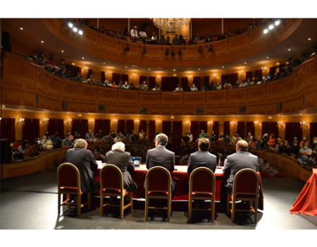 El Premio Nobel de F�sica, Michel Mayor, inaugur� el curso en el Ateneo de Almagro con una conferencia que llen� el Teatro Municipal