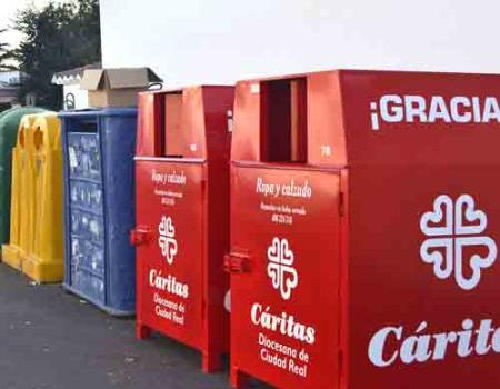 C�ritas instala dos contenedores de ropa usada y calzado