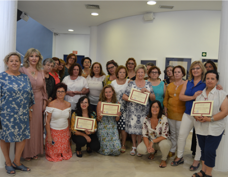 Los cursos intensivos de encaje han formado a medio centenar de mujeres de Espa�a 