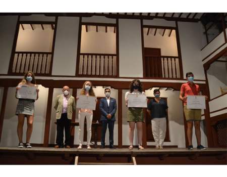 Los mejores alumnos del curso 2019-2020 reciben su reconocimiento en un acto marcado por las medidas de seguridad COVID