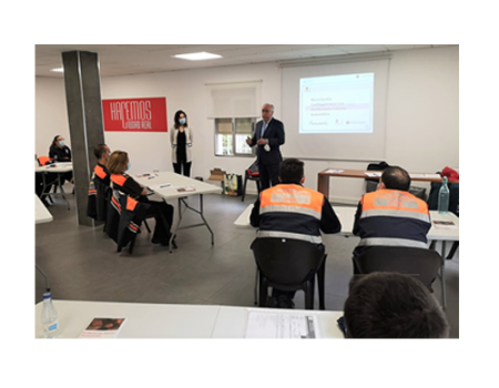 Voluntarios de Protecci�n Civil de Almagro participan en un curso de uso de desfibrilador