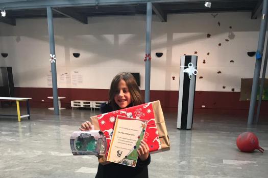 Valeria Huertas recibe el premio del Concurso de Christmas navide�o