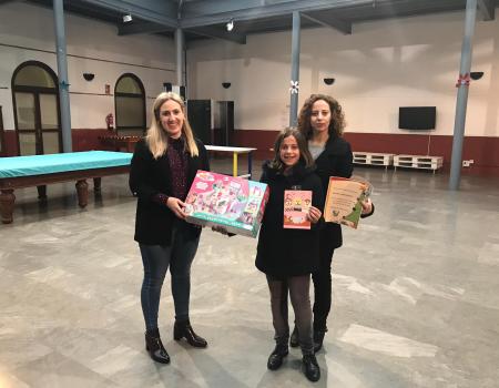 Valeria Huertas recibe el premio del Concurso de Christmas navide�o