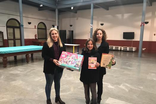 Valeria Huertas recibe el premio del Concurso de Christmas navide�o