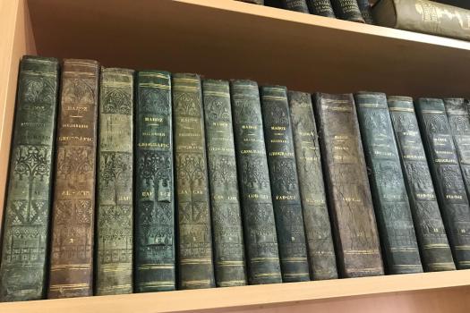 Los 16 vol�menes de la Enciclopedia de Madoz, en el sal�n de la Biblioteca.