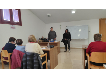 Una veintena de personas mayores ejercitan la memoria en un taller conjunto del centro de mayores y el Ayuntamiento