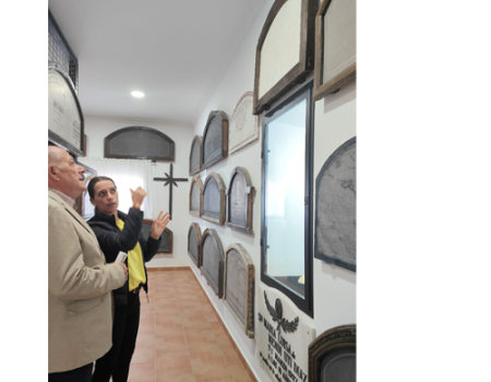 El Ayuntamiento expone antiguas l�pidas y cruces del siglo XIX en el cementerio municipal 