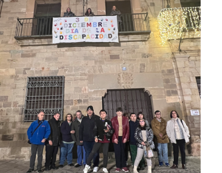 AMFISA visibiliza la discapacidad en el D�a Internacional con una pancarta en la fachada del Ayuntamiento