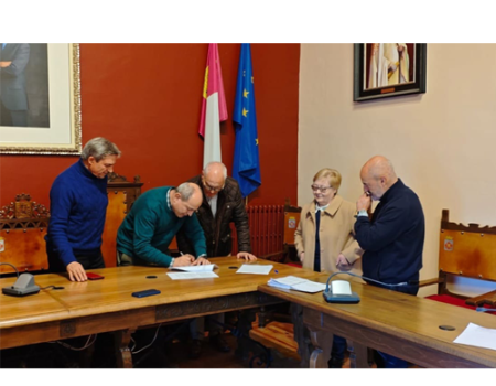 El Ayuntamiento recibe una donaci�n de un cuadro del siglo XVII y un ba�l del siglo XVIII