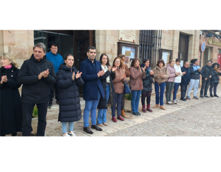 Almagro guarda un minuto de silencio como muestra de apoyo a la Guardia Civil