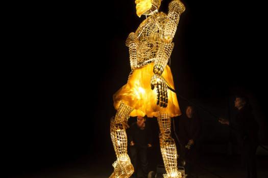 El espect�culo de t�teres gigantes ‘Lumen’ en la Plaza Mayor inaugura el 47 Festival Internacional de Teatro Cl�sico