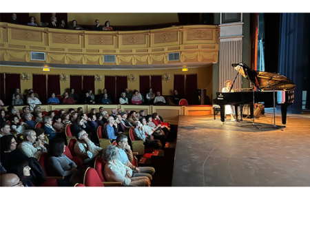 Los versos de las poetas de la generaci�n del 27 resonaron en la voz de Sheila Blanco en la tercera jornada del Encuentro de Poes�a Espa�ola