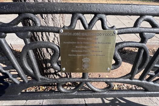 Almagro dedica un banco literario al historiador y heraldista Ram�n Maldonado y Cocat