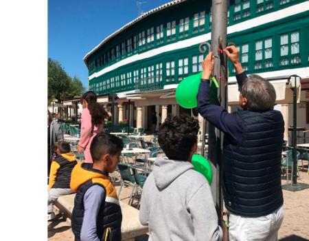 Encuentros literarios, lectura de poemas, globos con cuentos favoritos marcan la celebraci�n del D�a del Libro en Almagro