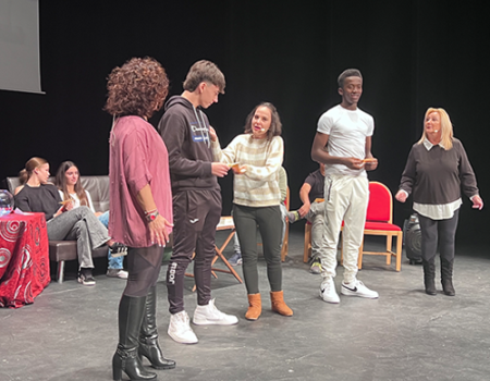 La OMIC llena el Teatro Municipal de ‘Gritos’ para concienciar a los adolescentes de la publicidad enga�osa 