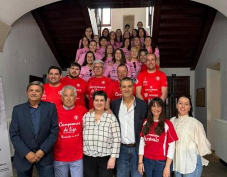 Una afici�n entregada y un recibimiento por todo lo alto para las campeonas del futsal