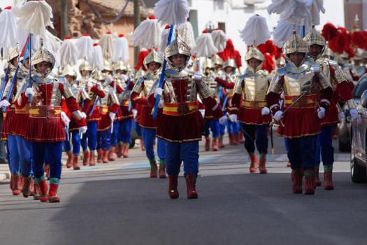 Los armaos desfilando