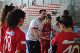 Sufrida victoria frente a un correoso Melilla para seguir en la segunda posición