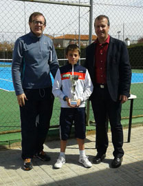 Víctor Manuel Vállez gana otros dos torneos de tenis en la provincia