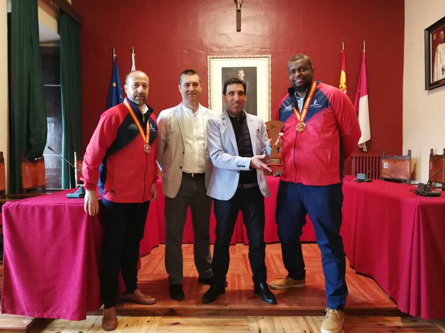 La selección cadete masculina de voleibol ofrece su trofeo a la ciudad de Almagro