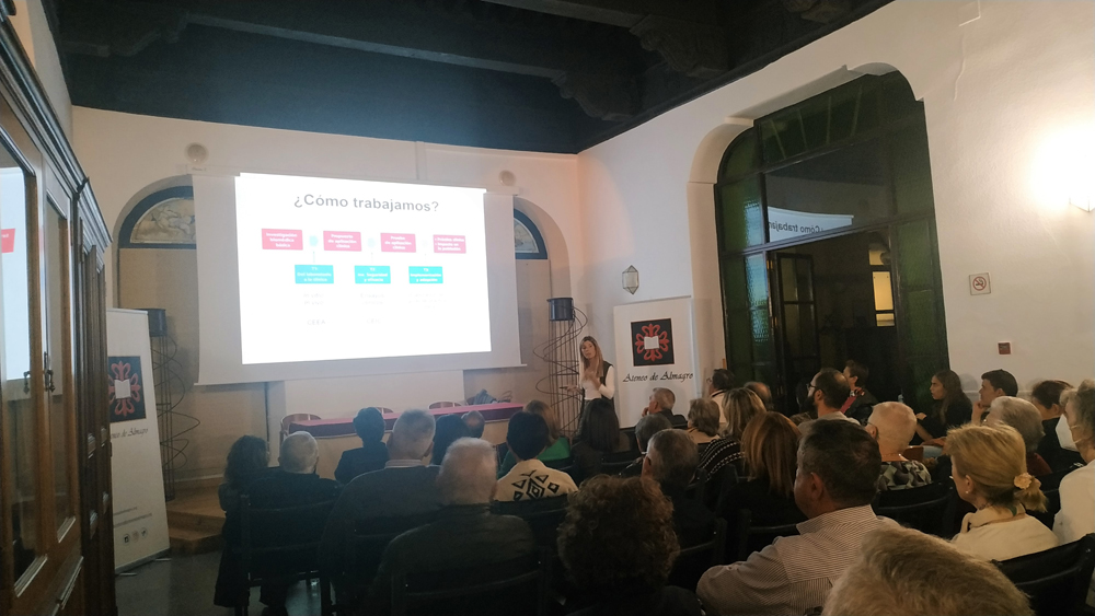 La doctora Leticia Serrano recalca en el Ateneo la importancia de la investigación en patologías como el cáncer de páncreas