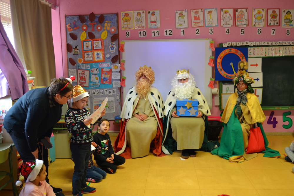 Los Reyes Magos y sus pajes reales recogen las cartas del alumnado de Almagro