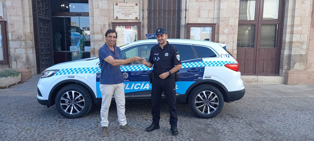 El alcalde de Almagro entrega un nuevo coche a la Policía Local