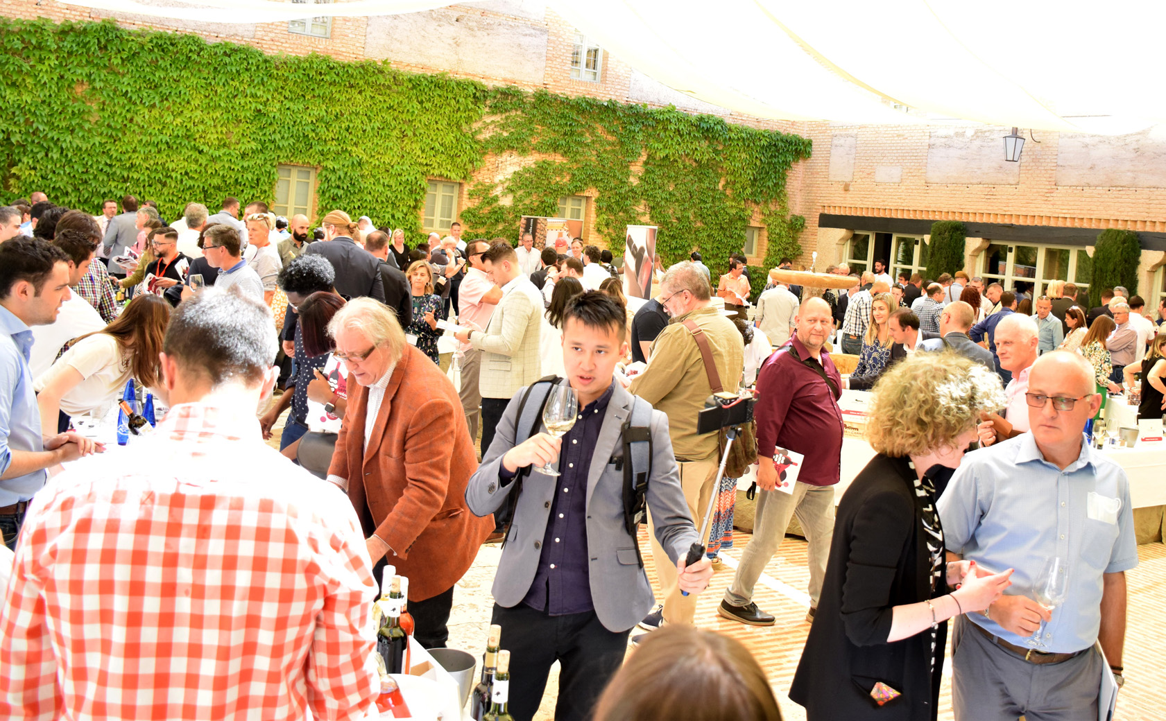 Almagro da la bienvenida a un centenar de importadores y compradores de vino que participarán en Fenavin