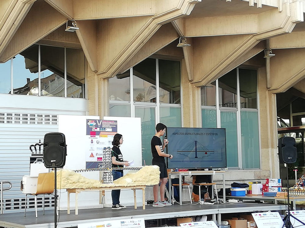 Alumnos de 2º de Bachillerato del Instituto Clavero Fernández de Córdoba obtienen el 2º premio de la fase regional del concurso de diseño de puentes con K’nex