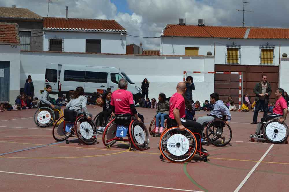 Los alumnos del colegio Miguel de Cervantes practican deporte inclusivo