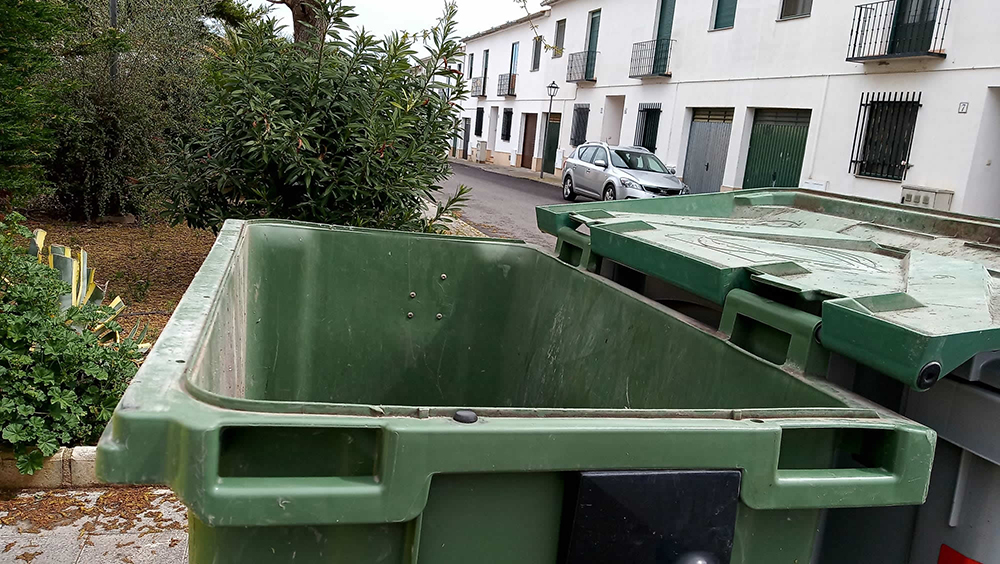 El Ayuntamiento pide dejar abiertas las tapas de los contenedores de carga trasera instalados en las calles