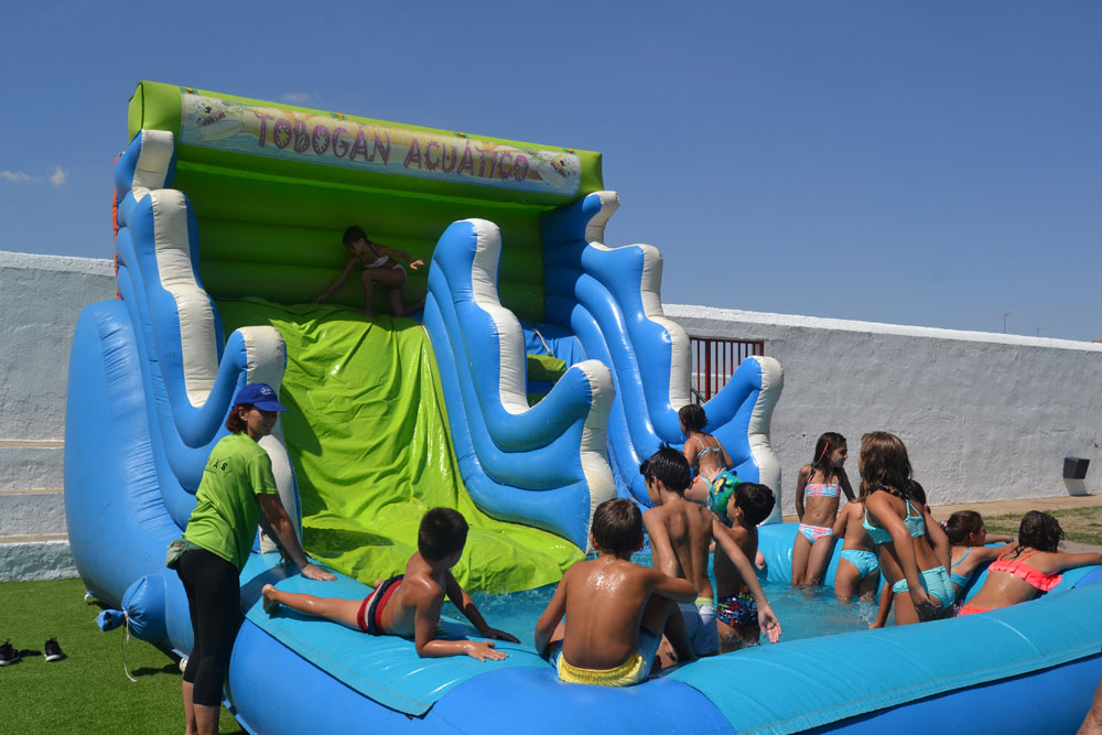Más de 200 chavales disfrutaron de las actividades infantiles en la piscina