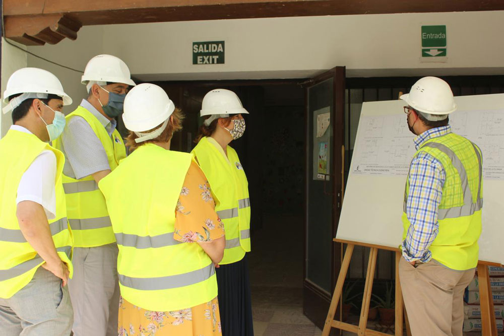 La consejera de Igualdad y portavoz visita en Almagro las obras del CEIP ‘Paseo Viejo de La Florida’