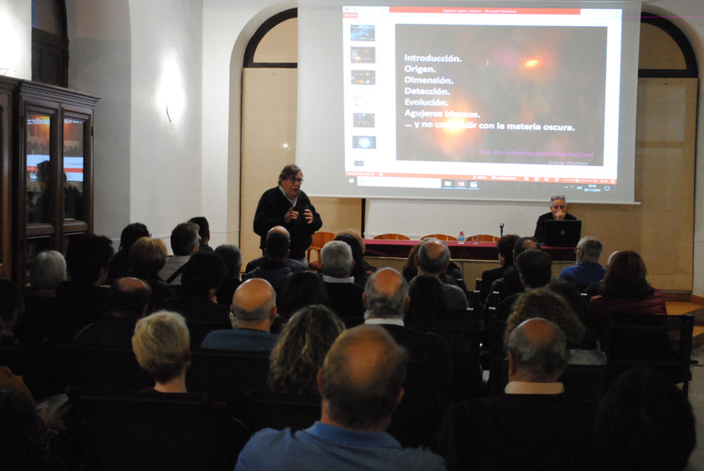Félix Llorente llenó el Ateneo para hablar de agujeros negros