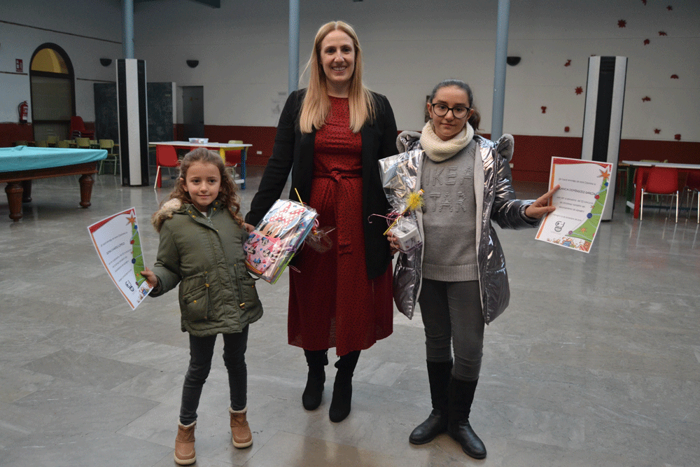 Las ganadores del concurso de felicitación navideña recibieron su premio