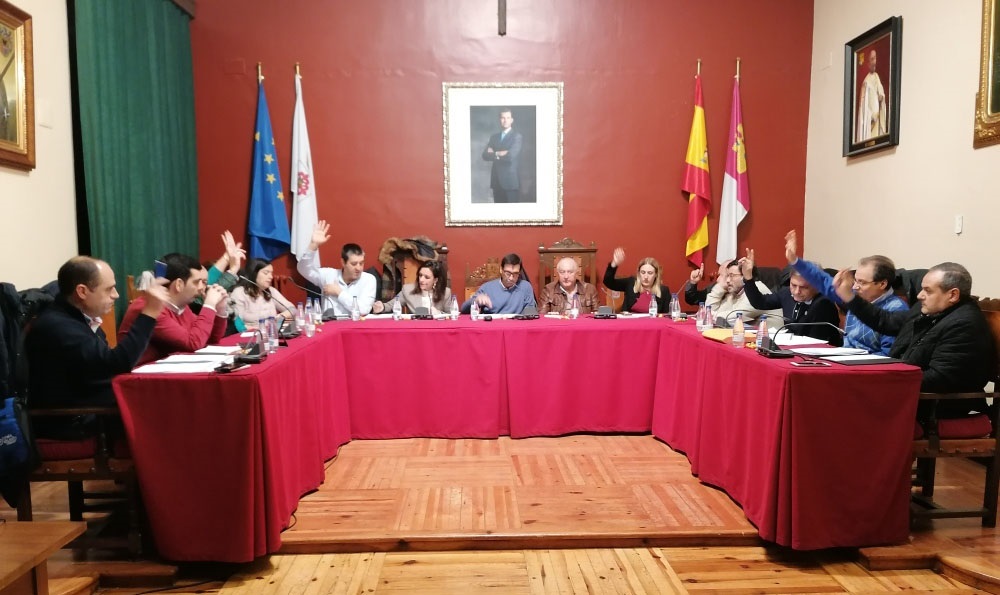 El Pleno aprueba solicitar a la Junta que excluya del apartado de infracciones de la futura Ley de Bienestar Animal los sorteos o rifas de animales vivos como el de San Antón