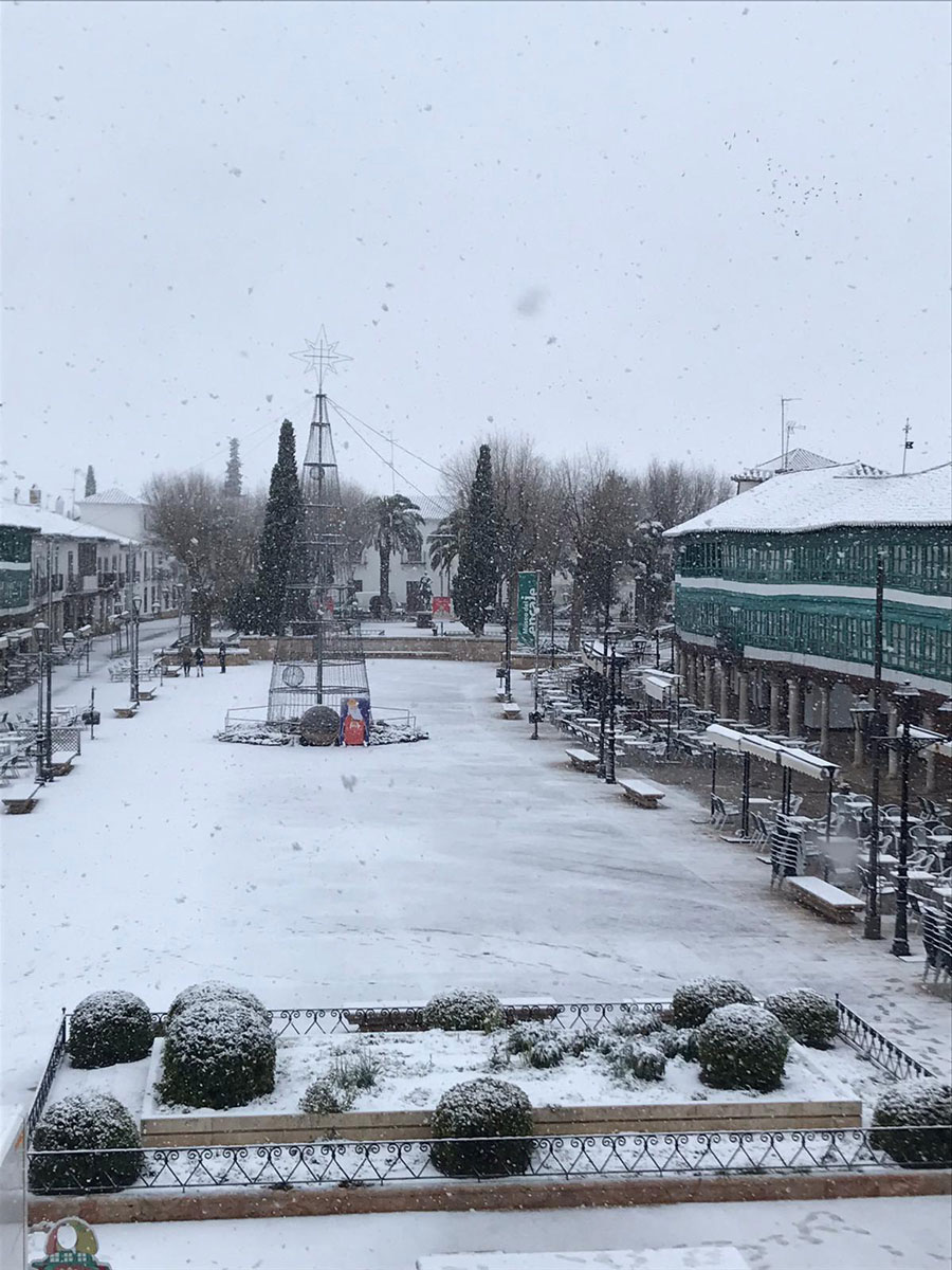 La nieve cubre de blanco Almagro desde primera hora de la mañana
