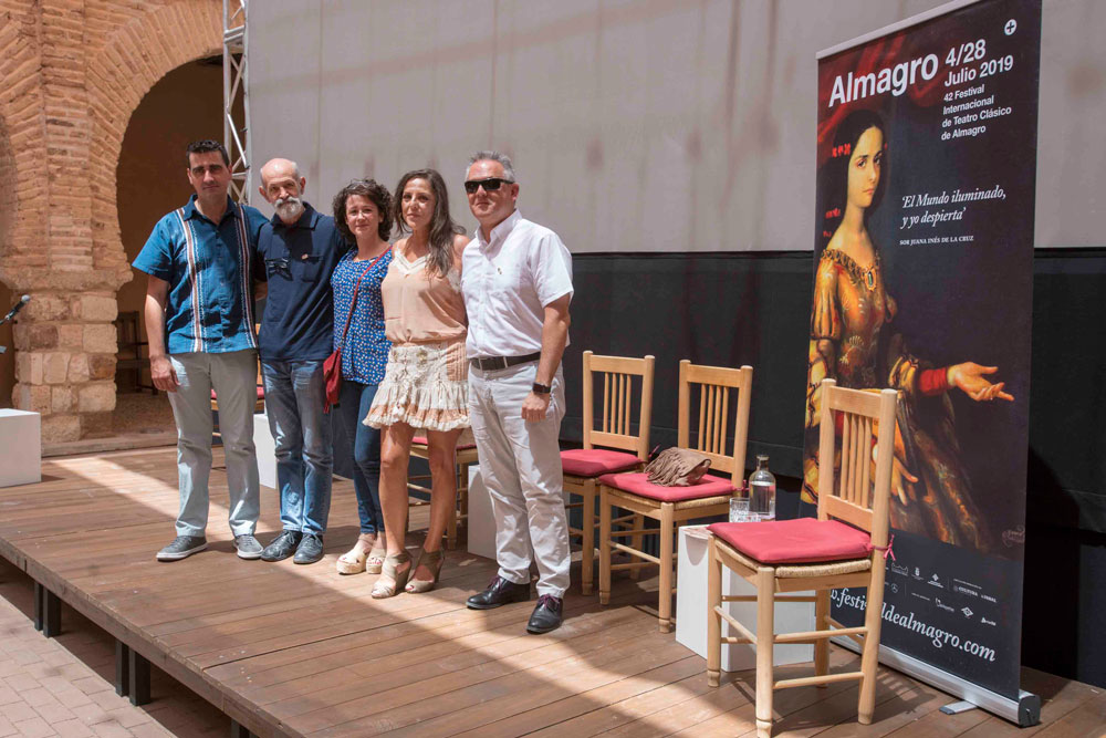 Las jefas de sala del Corral de Comedias y del Teatro Principal reciben la berenjena de plata del Festival