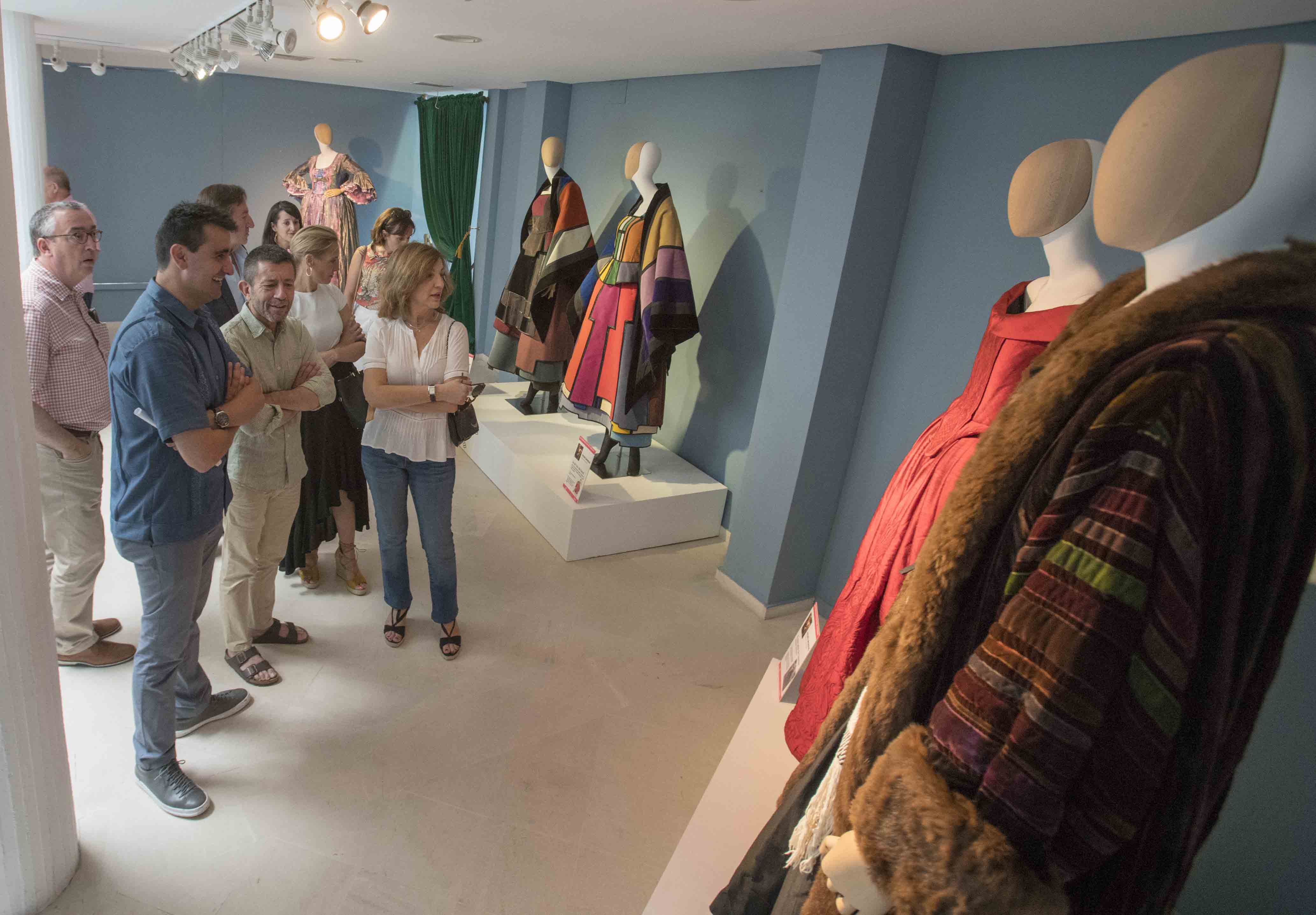 Una selección de trajes del maestro figurinista Pedro Moreno se muestra en el Museo del Encaje