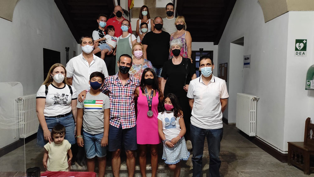 Gemma Arenas recibe el reconocimiento de Almagro tras proclamarse subcampeona del mundo Skyrunning en la modalidad de Ultra