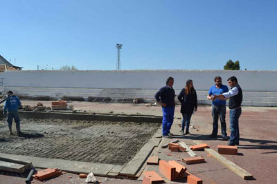 El recinto de la piscina municipal contará este verano con una nueva piscina infantil de mayores dimensiones y más zona verde
